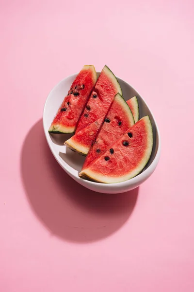 Vers Gesneden Watermeloen Witte Schotel Roze Achtergrond — Stockfoto