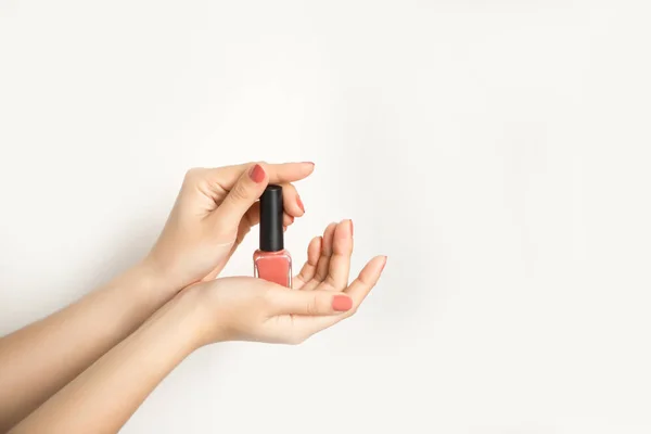 Manos Una Mujer Con Manicura Color Rojo Oscuro Botella Esmalte — Foto de Stock