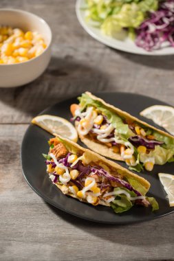 Tavuk ve sebze ahşap masa üzerinde geleneksel Meksika taco. Latin Amerika Gıda. 