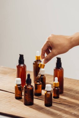 Ahşap masa mum ışığı ile temel yağlar şişe. Spa sağlık seti.