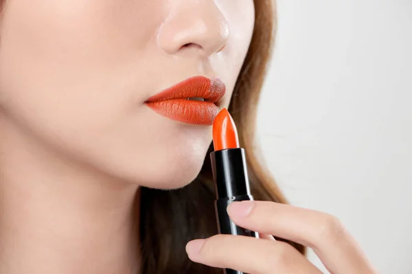 Mujer Atractiva Aplicando Lápiz Labial Naranja — Foto de Stock