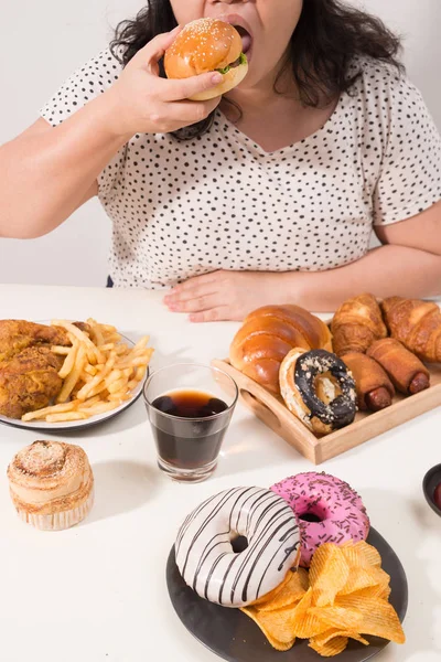 Wanita Melengkung Mempersiapkan Diri Untuk Makan Hamburger Masalah Makan Berlebihan — Stok Foto