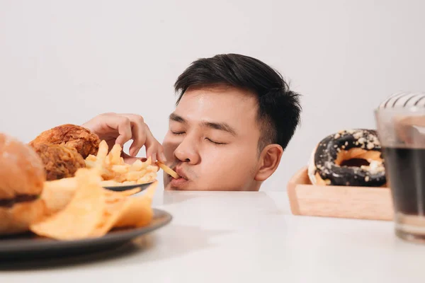 Junger Mann Mit Heißhunger Auf Donuts Hamburger Huhn Mit Pommes — Stockfoto