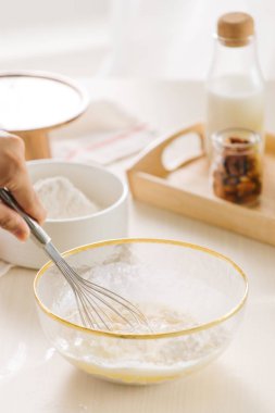 beyaz masada taze yumurta süt ve un