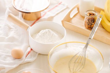 Malzemeler ve muz ve badem ile tatlı kek pişirme araçları