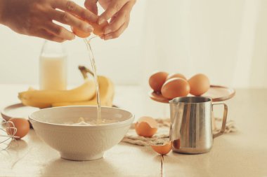 tarifi malzemeler : yumurta, un, süt, badem, beyaz arka plan üzerinde muz