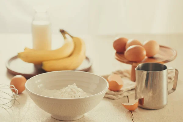 Ингредиенты Рецепта Яйца Мука Молоко Миндаль Банан Белом Фоне — стоковое фото