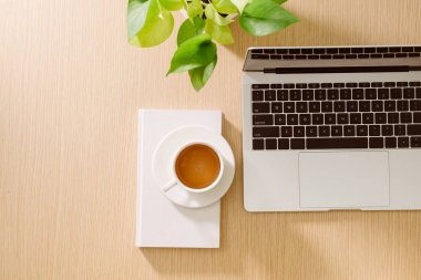 Dizüstü bilgisayar, akıllı telefon, fincan kahve, kalem, kurşun kalem ve defter ile ofis resepsiyon masası. Ofis, banka donatımı ve gadget'lar Resepsiyon masasında. Çalışma Resepsiyon Masa kavramı.