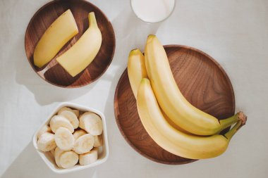 bir kase içinde dilimlenmiş muz 