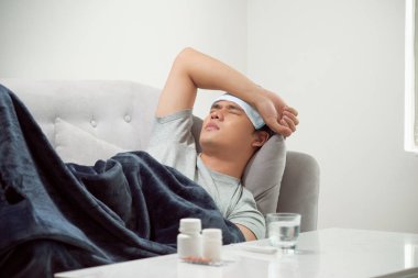 kanepe acı soğuk ve kış grip virüsü tıp tablet sağlık kavramı üzerinde termometre sıcaklık arıyorum sahip yatan hasta boşa adam