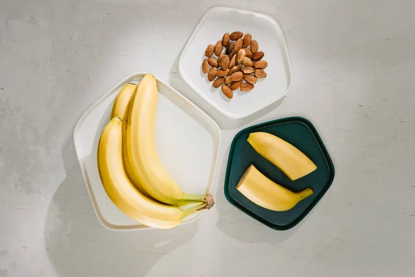 Plátanos Deliciosos Tazón Con Rebanadas Sobre Fondo Madera —  Fotos de Stock