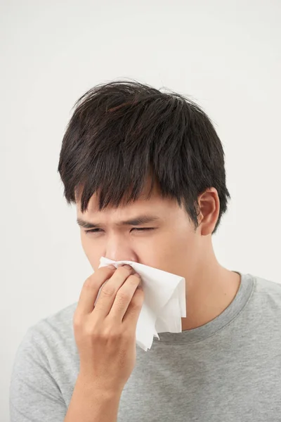 Homem Doente Espirros Com Fundo Branco Asiático — Fotografia de Stock