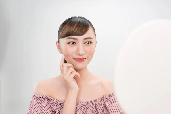 Hermosa Chica Sonriente Con Maquillaje Natural Tocando Cara —  Fotos de Stock