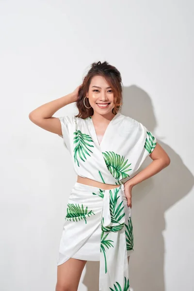 Mulher Bonita Impressão Tropical Vestido Verde Branco — Fotografia de Stock