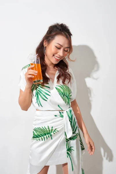 Mulher Asiática Feliz Verão Roupas Casuais Com Copo Bebida Suco — Fotografia de Stock