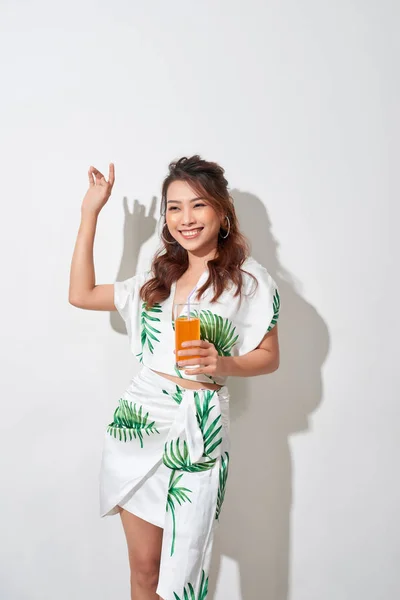 Mulher Asiática Nova Bonita Com Suco Laranja Camisa Tropical Fundo — Fotografia de Stock