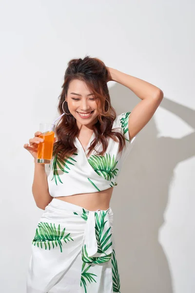 Mulher Asiática Nova Bonita Com Suco Laranja Camisa Tropical Fundo — Fotografia de Stock