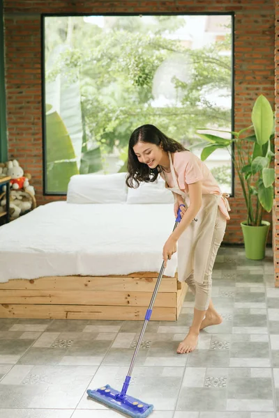 Young Woman Cleaning Floor Mop Bedroom — Stock Photo, Image