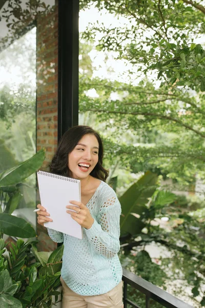 Happy Beautiful Asian Woman Memegang Buku Atau Buku Harian Pada — Stok Foto