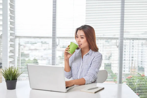 Hermosa Mujer Joven Sentada Mesa Oficina Casa Sosteniendo Taza Café — Foto de Stock