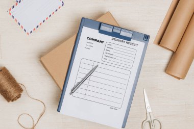 Posta paketleri, zarflar ve beyaz ahşap bir masadaki kalemle doldurmak için bir form. posta veya dağıtım kavramı