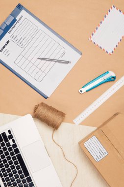 Posta paketleri, zarflar ve beyaz ahşap bir masadaki kalemle doldurmak için bir form. posta veya dağıtım kavramı