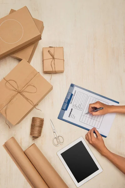 Mãos Correio Escrevendo Caixa Papelão Mesa — Fotografia de Stock