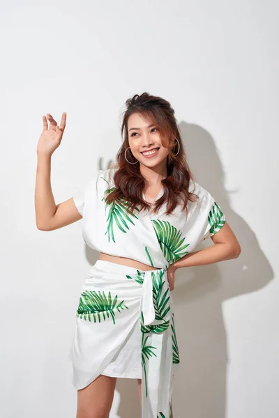 Uma Jovem Atraente Menina Asiática Vestido Sorrindo Posando Contra Fundo — Fotografia de Stock