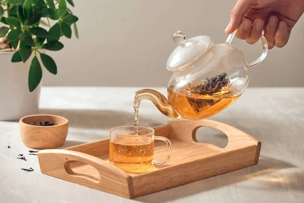 Ručně Nalijete Čaj Skleněného Čajového Hrnce Dřevěné Servírovací Tácek — Stock fotografie