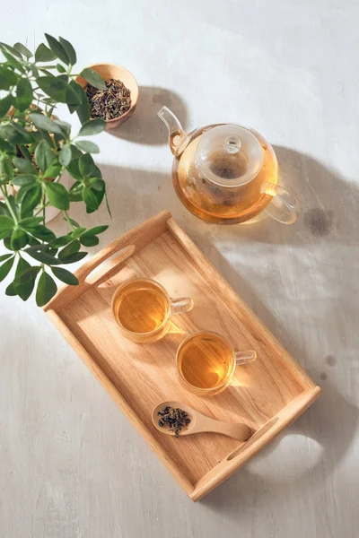 熱いお茶はコップの中にある 木製の皿に置かれる — ストック写真