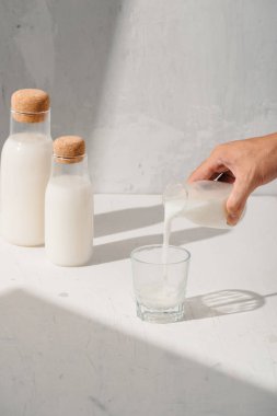 Cama dökülen bir sürahiden süt