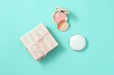 Makyaj kozmetik ürün. Güzellik moda pembe düz lay .