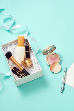 Makyaj ve kozmetik seti hediyesi