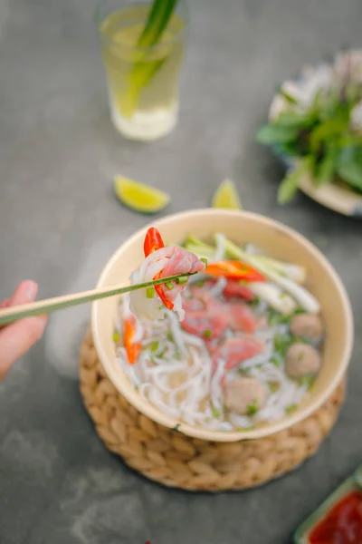 Zupa Wietnamska Pho Noodle Wołowina Chilli Bazylia Makaron Ryżowy Bean — Zdjęcie stockowe