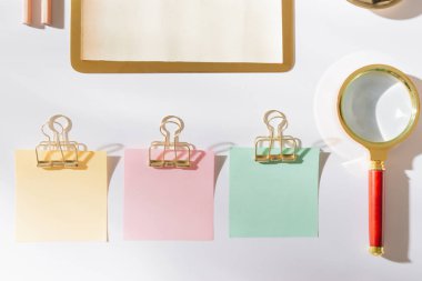 Altın ofis malzemeleri ve renk yapışkan notile tarz çalışma alanı.