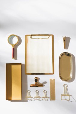 Planlayıcı, büyüteç ve diğer sabit aksesuarlarla şık düzkaplama düzenlemesi