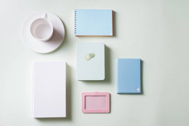 Beyaz arka plan üzerinde kompozisyon Kırtasiye. Düz yatıyordu, en iyi görünümü.