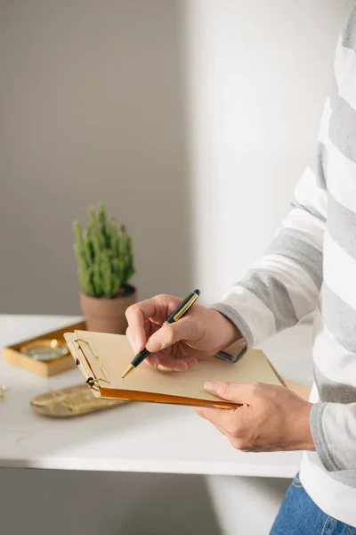 Gouden Stationaries Cactus Goede Installatie Voor Het Verbeteren Van Kantoor — Stockfoto