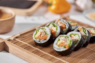 Korece rulo buğulanmış beyaz pirinç (bap) ve çeşitli diğer malzemelerle yapılmış Gimbap(kimbob)