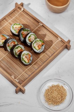 Korece rulo buğulanmış beyaz pirinç (bap) ve çeşitli diğer malzemelerle yapılmış Gimbap(kimbob)