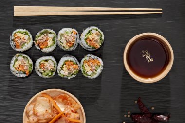 Korece rulo buğulanmış beyaz pirinç (bap) ve çeşitli diğer malzemelerle yapılmış Gimbap(kimbob)