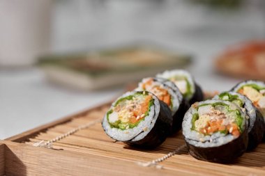 Korece rulo buğulanmış beyaz pirinç (bap) ve çeşitli diğer malzemelerle yapılmış Gimbap(kimbob)