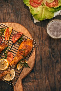 Izgara Barbekü tavuk taze otlar ve domates ile