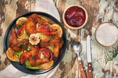 Biber ve biberiye ile baharatlı ızgara tavuk kanadı