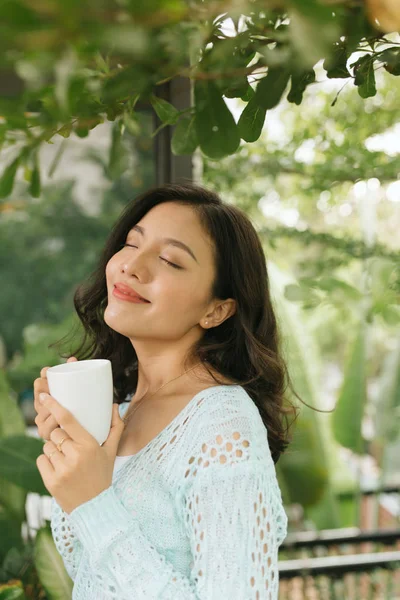 Mujer Relajándose Balcón Sosteniendo Taza Café — Foto de Stock