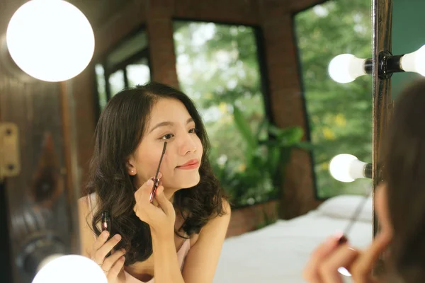 Vietnamienne Jeune Fille Appliquant Mascara Devant Grand Miroir — Photo