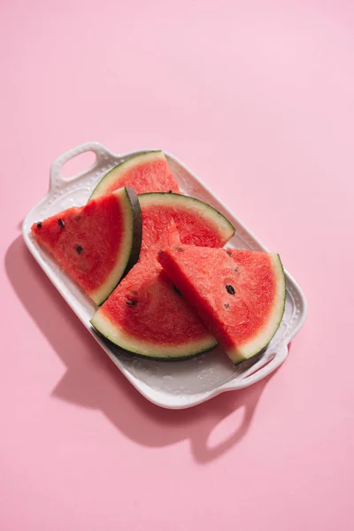 Frische Scheiben Geschnittene Wassermelone Weißer Schale Auf Rosa Hintergrund — Stockfoto