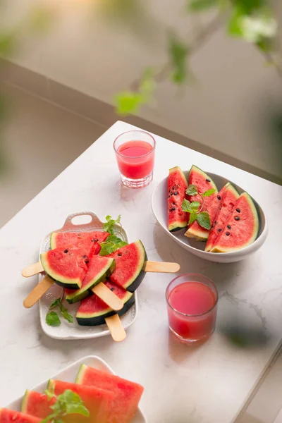 Batido Rojo Fresco Vaso Con Trozos Sandía Rodajas Sobre Mesa — Foto de Stock