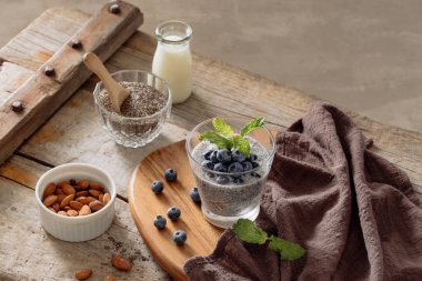 Chia puding taze meyveleri ve badem sütü. Superfood kavramı. Vegan, vejetaryen ve organik ürünleri ile sağlıklı beslenme diyet