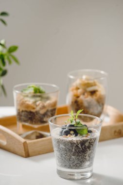 Granola ve chia tohum ahşap masa üzerinde sağlıklı kahvaltı meyve yoğurt parfe